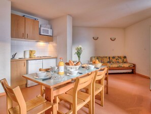 Delight in the comfort of our open-plan dining area, ideal for family dinners or a game night.