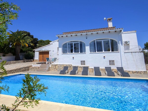 Water, Building, Plant, Property, Sky, Window, Swimming Pool, Tree, Leisure, Shade