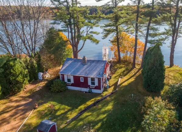 The cottage sitting on the waterfront