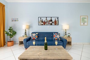 Spacious 1-bed w/ courtyard near Palm Beach (9181)