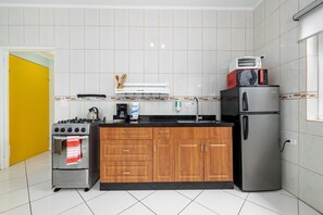 Spacious 1-bed w/ courtyard near Palm Beach (9179)