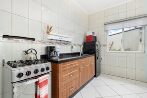 Spacious 1-bed w/ courtyard near Palm Beach (9180)