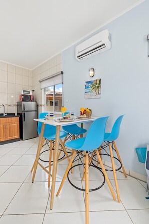 Spacious 1-bed w/ courtyard near Palm Beach (9182)