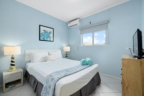 Poolside 1-bed near Palm Beach! (9232)