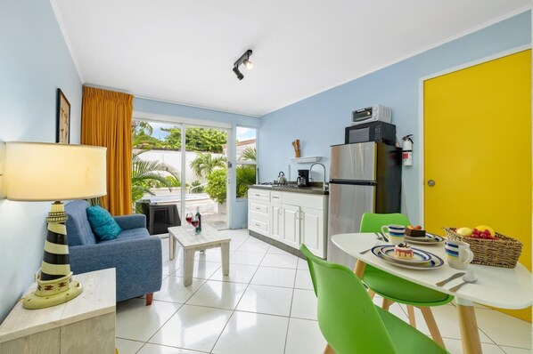 Poolside 1-bed near Palm Beach! (9230)