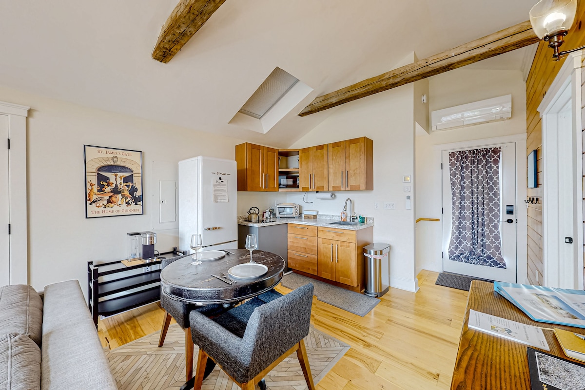 Sunny suite in a 1790s farmhouse with shared hot tub & deck – near bike/hike/ski