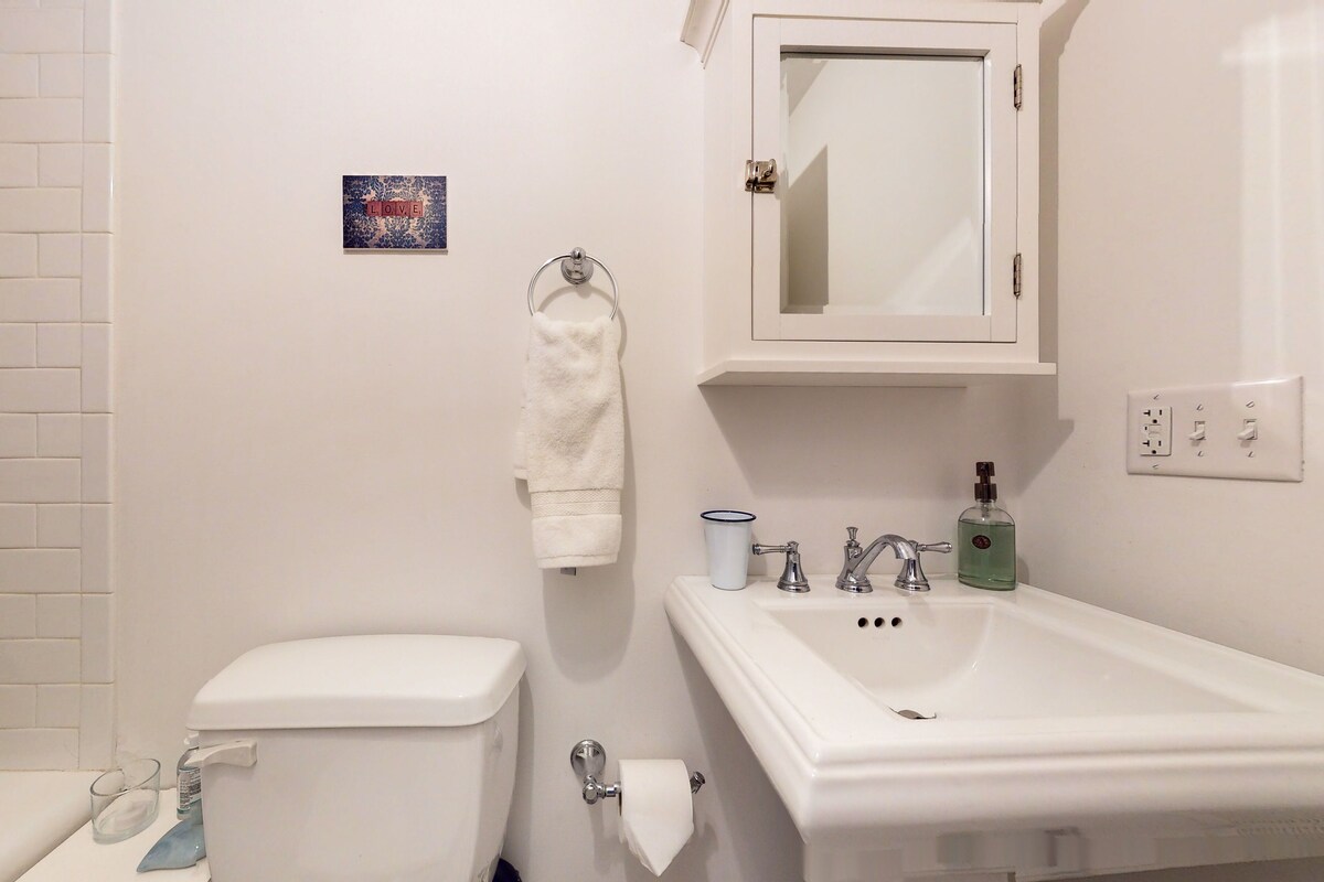 Cottage in the woods with a firepit, grill, washer/dryer, & AC – dog-friendly