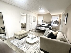 Spacious main bdrm w/ a queen bed
