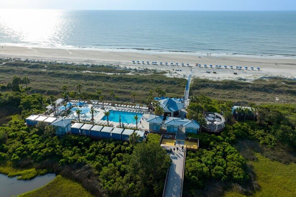 Oceanfront bar and restaurant next to the pool.