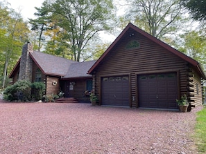 One side of the garage is included in rental. Extra storage for skis, etc..