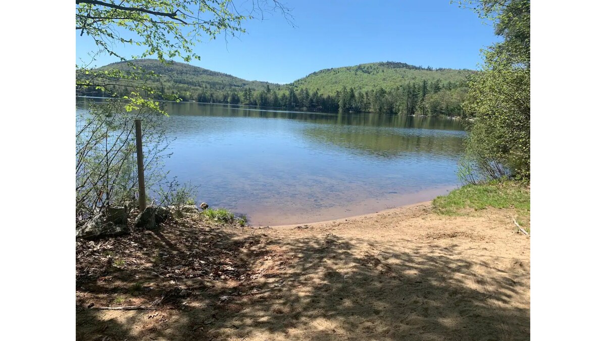 Beautiful White Mountains chalet – walk to water, pet friendly, all amenities