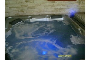 Indoor spa tub