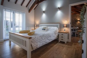 The Old Stables - 3 Bedroom Cottage - Angle (13071)