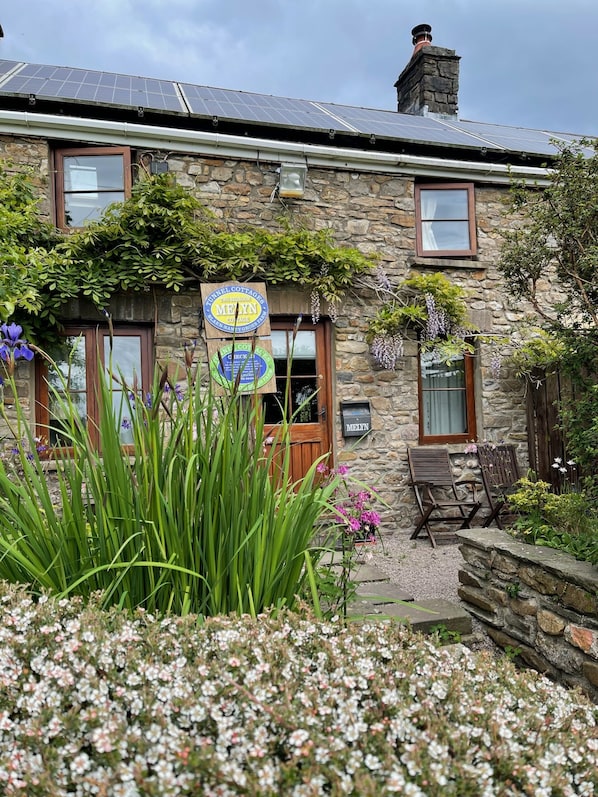 Melyn Cottage Front