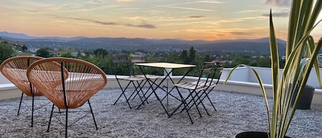 La photo de votre terrasse privative avec vue sur les Cévennes... 
