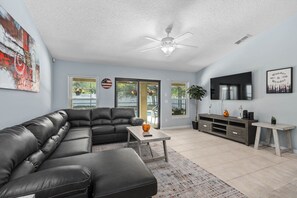 Cozy and stylish living space with entertainment options for your enjoyment.