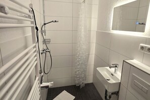 Modernes begehbares Bad mit Dusche.