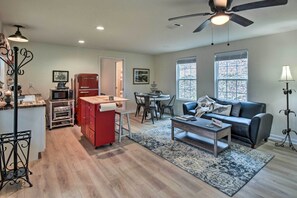 Living Area | Smart TV w/ Cable