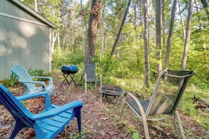 Wood-Burning Fire Pit | Charcoal Grill | Private Yard