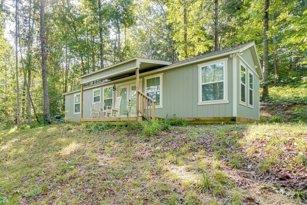 Demorest Vacation Rental | 2BR | 2BA | Stairs Required | 650 Sq Ft