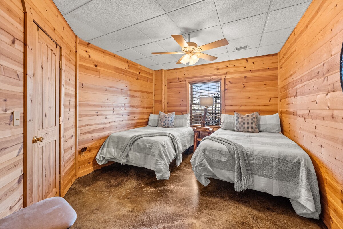 Above & Beyond | Cabin w/ Massive Views Near Helen