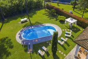 The wide garden surrounding the nice equipped pool