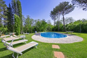 Der große Garten um den schön angelegten Pool