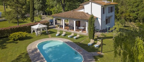 The property, the wide garden and the nice equipped pool