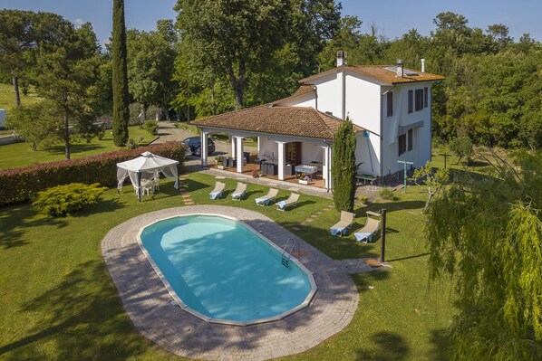 The property, the wide garden and the nice equipped pool