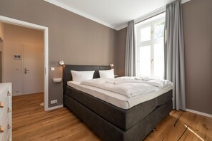 Schlafzimmer 1