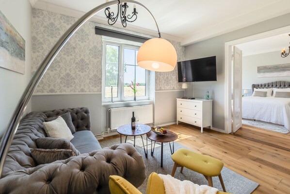 Wohnzimmer in der Suite Siegfried mit Blick ins Schlafzimmer