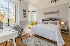 Schlafzimmer mit Boxspringbett und Topper