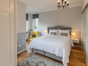 Schlafzimmer mit Boxspringbett und Topper (160 x 200 cm)
