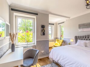 Schlafzimmer mit Boxspringbett und Topper
