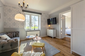 Wohnzimmer in der Suite Siegfried mit Blick ins Schlafzimmer