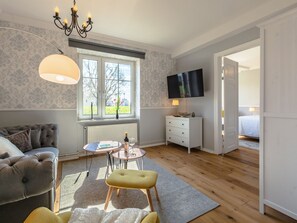 Wohnzimmer in der Suite Siegfried mit Blick ins Schlafzimmer