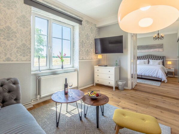 Wohnzimmer in der Suite Siegfried mit Blick ins Schlafzimmer
