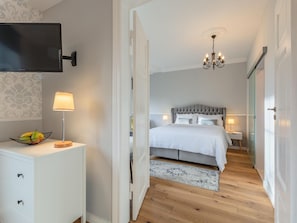Wohnzimmer in der Suite Siegfried mit Blick ins Schlafzimmer