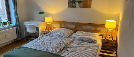 Schlafzimmer (160cm x 200cm Bett)
