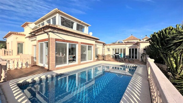 Casa y piscina
