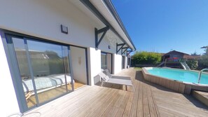 Espace détente : piscine, chaises longues