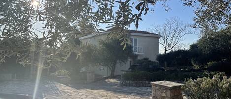Large Adriatic Villa with pool, 10 minutes walk from the sea. 