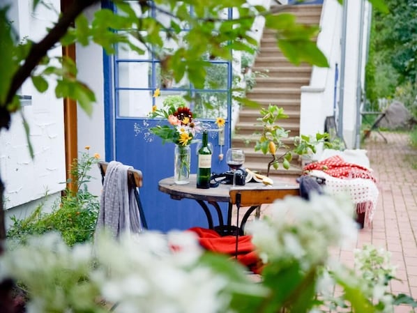 Terrasse auf unserem Zweiseitenhof