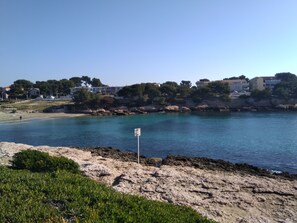 plage en dessous de notre logement. 5mn à pied.  Résidence à droite sur la photo