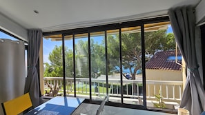 Loggia vue sur mer et pins