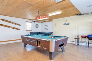 Rec Room with Pool table