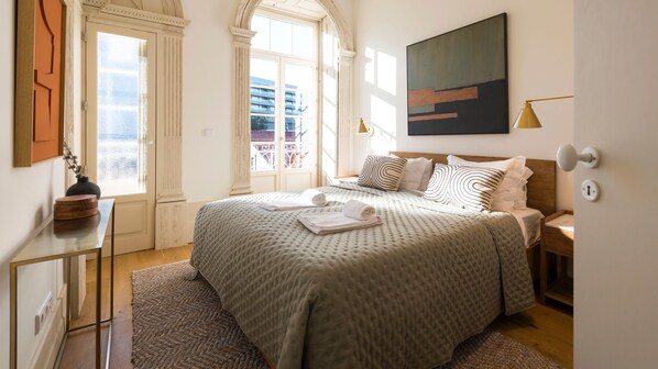The bedrooms are coupled with a small chamber where you can store luggage so that it does not
stand around.