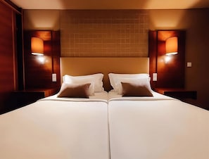 2 Twin beds.