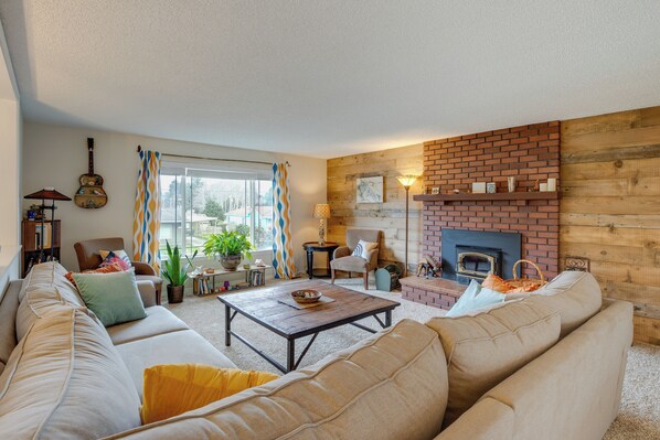 Rockaway Beach Vacation Rental | 3BR | 3BA | 2,457 Sq Ft | Stairs to Access