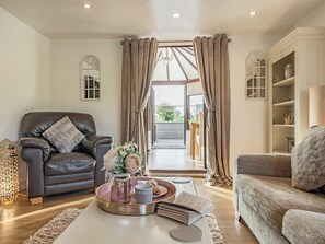 Living room | Clay Lake CottagesDad’s Shed, Alvingham